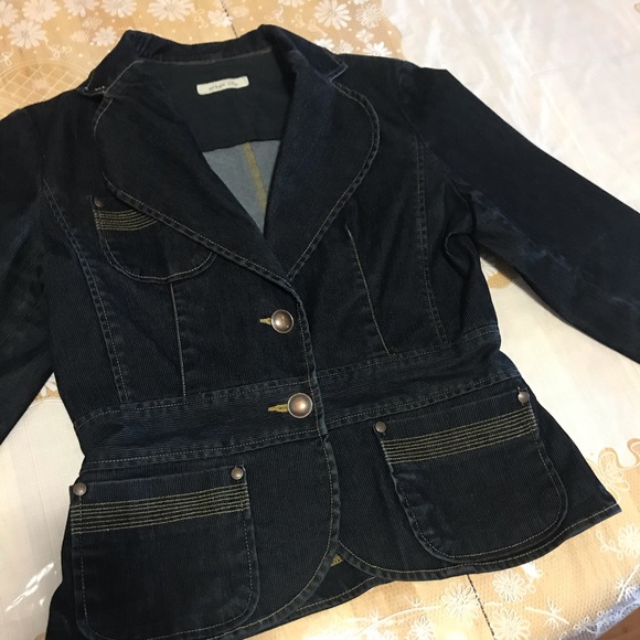 Female jacket - Picture 2 of 4